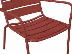 MYLIA Colección Rouge Passion|Salones De Jardín | Conjunto de jardín de metal: 2 sillones bajos apilables y mesas nido -